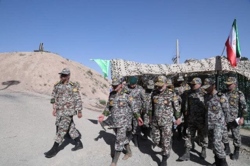 العميد صباحي فرد يتفقد المواقع الدفاعية بالعاصمة طهران