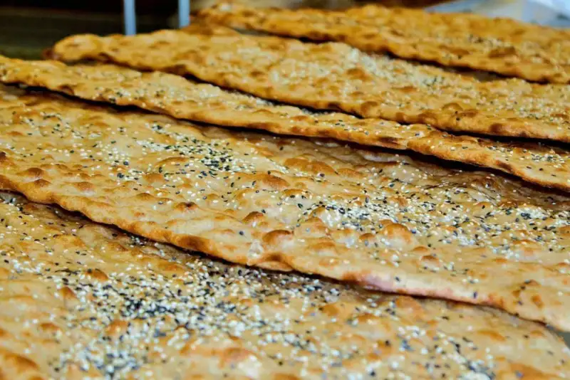 نان کنجدی با طعم بی‌قانونی | چگونه «آرد یارانه‌ای» در سفره مردم آب می‌شود؟