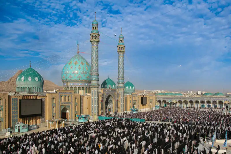 حضور باشکوه مردم در مراسم دعای عرفه مسجد جمکران +فیلم