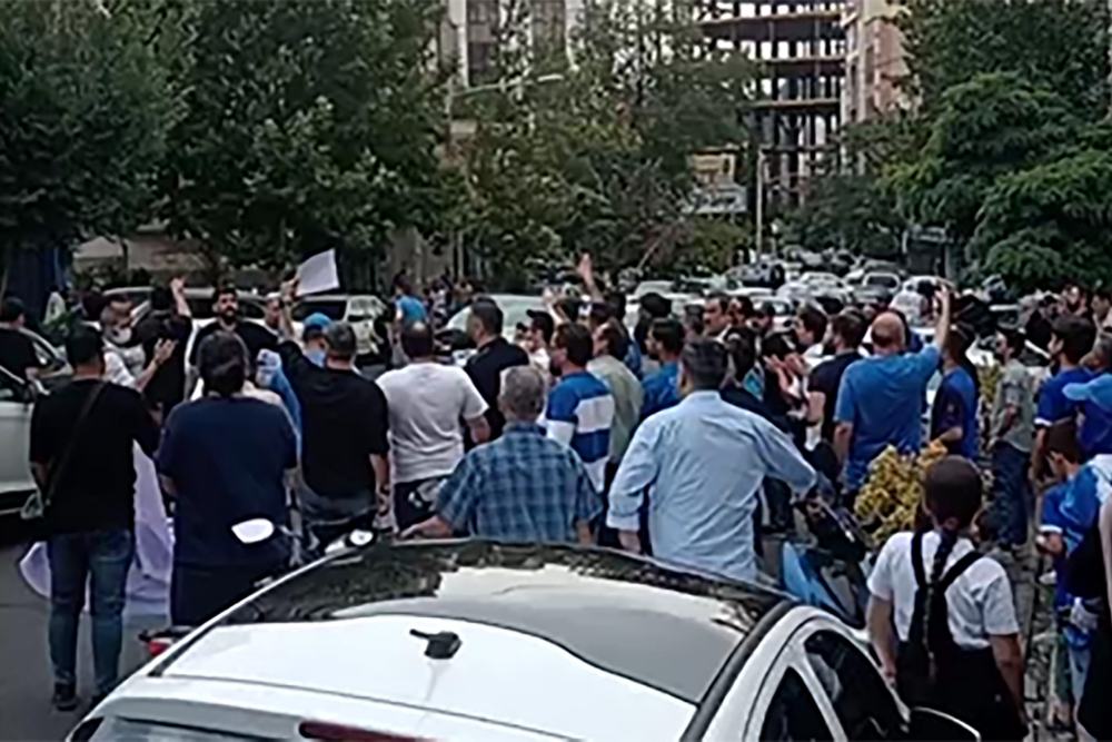 جویباری در تجمع اعتراضی هواداران استقلال مقابل باشگاه حضور یافت + فیلم