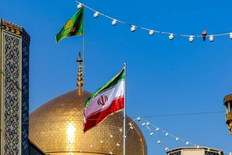 گنبد طلایی حرم مطهر رضوی و حضور انبوه زائران در صحن‌های این آستان مقدس+ فیلم