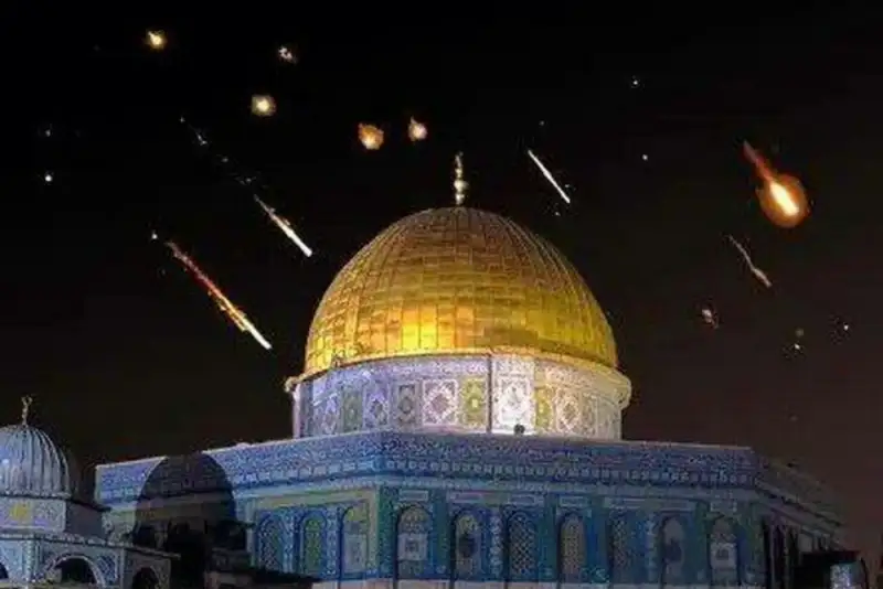 تصاویری از عبور موشکهای ایران از فراز مسجدالاقصی به سمت اهداف رژیم صهیونیستی