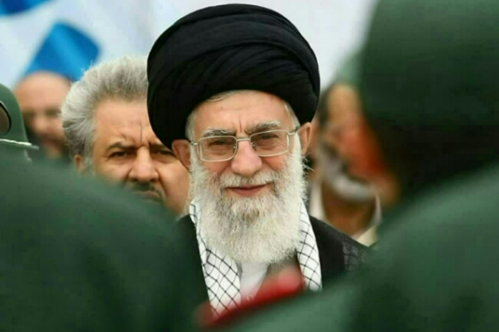لبخند زیبای رهبر معظم انقلاب هنگامی که نوید پیروزی ایرانیان در جنگ را دادند +فیلم