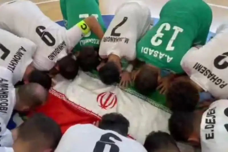 سجده ملی‌پوشان فوتسال به پرچم ایران پس از پیروزی مقابل اروگوئه +فیلم