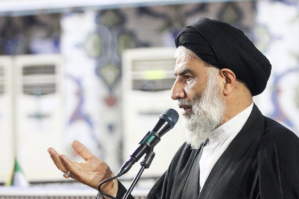 امام جمعه اهواز: خائنین امنیتی را در ملاء عام اعدام کنید