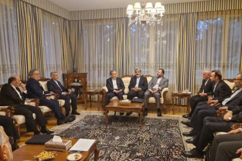 عراقچی پیش از ترک سوئیس با سفرای ایران در اروپای غربی دیدار کرد