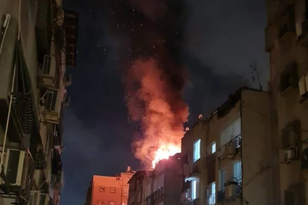 איראן תוקפת את "תל אביב רבתי" בטילים: פגיעה ישירה בבניין בחולון