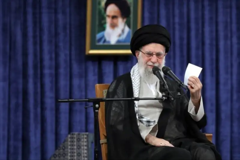 رهبر معظم انقلاب: ما تعرّض به کسی نکردیم و به هیچ وجه تعرّض احدی را هم قبول نمی کنیم