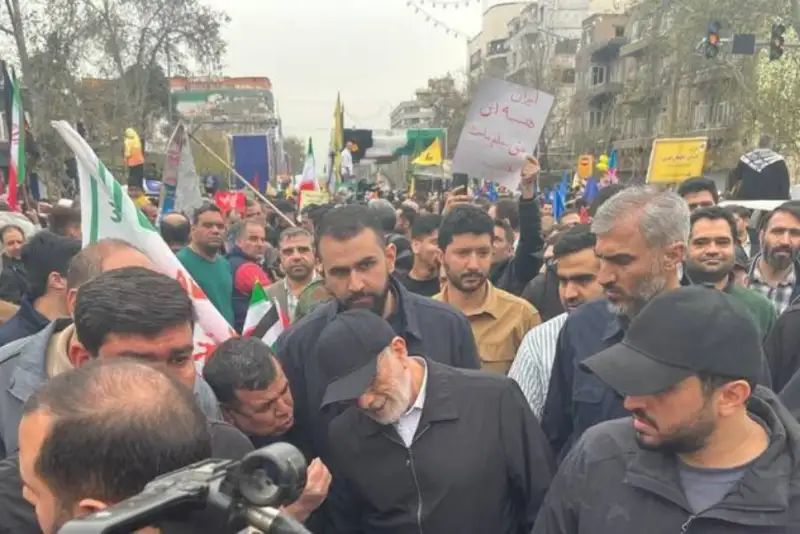 حضور سردار قاآنی، فرمانده نیروی قدس سپاه در تجمع میدان انقلاب+ فیلم