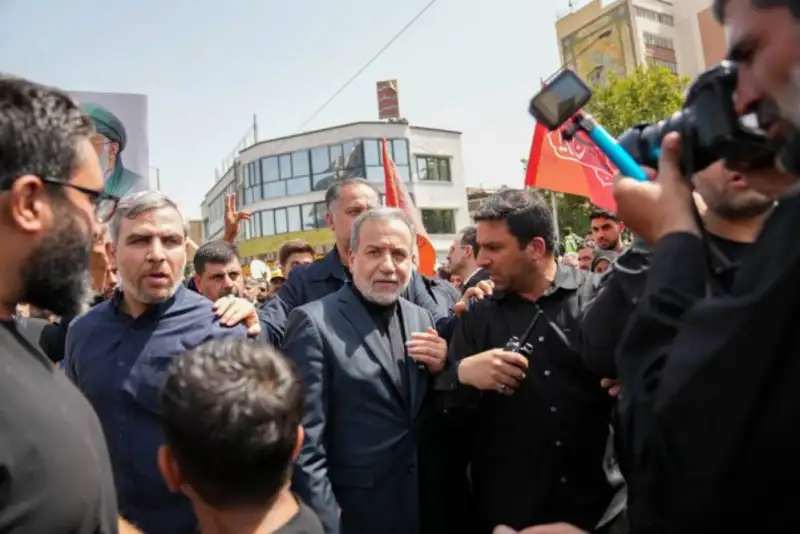 عراقچی: واژه تسلیم برای ایران معنایی ندارد
