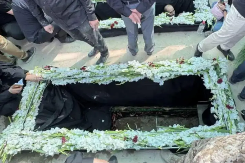 تصویر حضور علی لاریجانی در مراسم تدفین شهید حاجی‌زاده