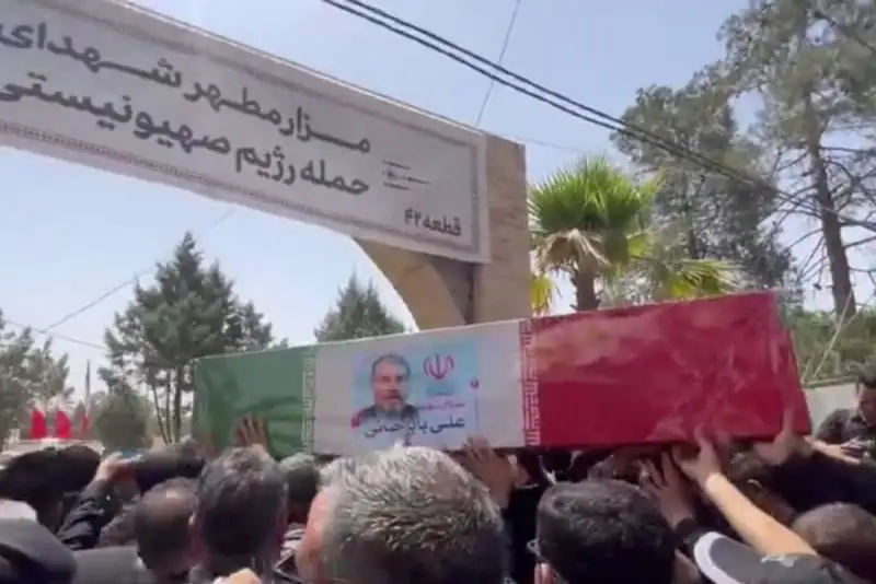 شهید سردار باباخانی با نوای «یا حسین» تا خانه ابدی بدرقه شد+ فیلم