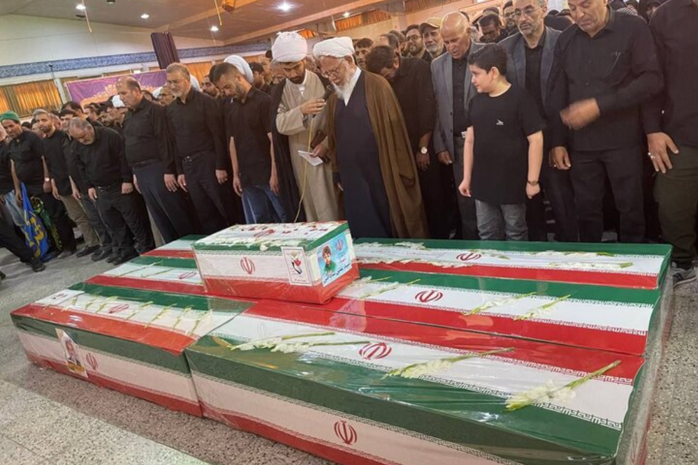 تشييع جثمان العالم النووي الشهيد مصطفى ساداتي وأعضاء عائلته في طهران