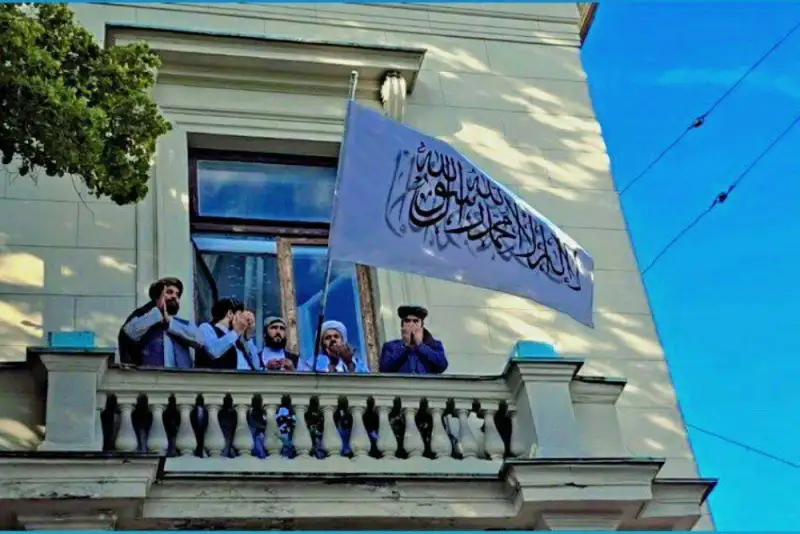برافراشته شدن پرچم امارت اسلامی در سفارت افغانستان در مسکو