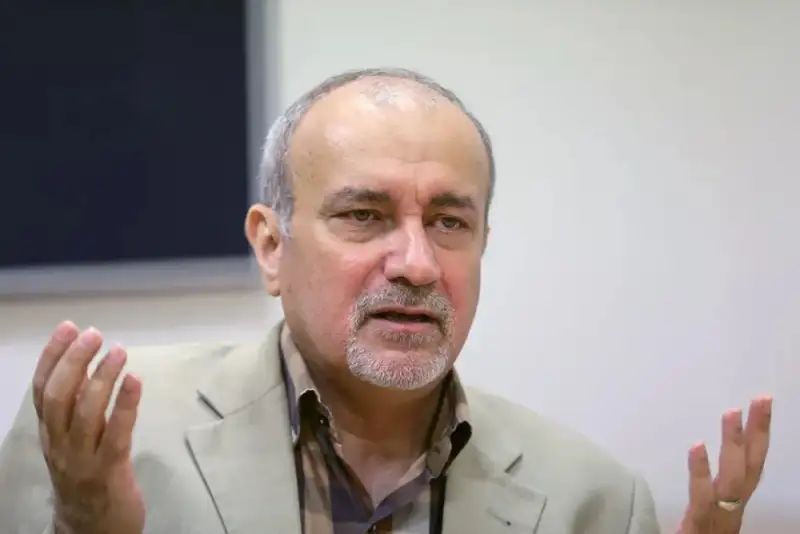 حضور رهبر در شب عاشورا، نماد پیروزی در جنگ ترکیبی