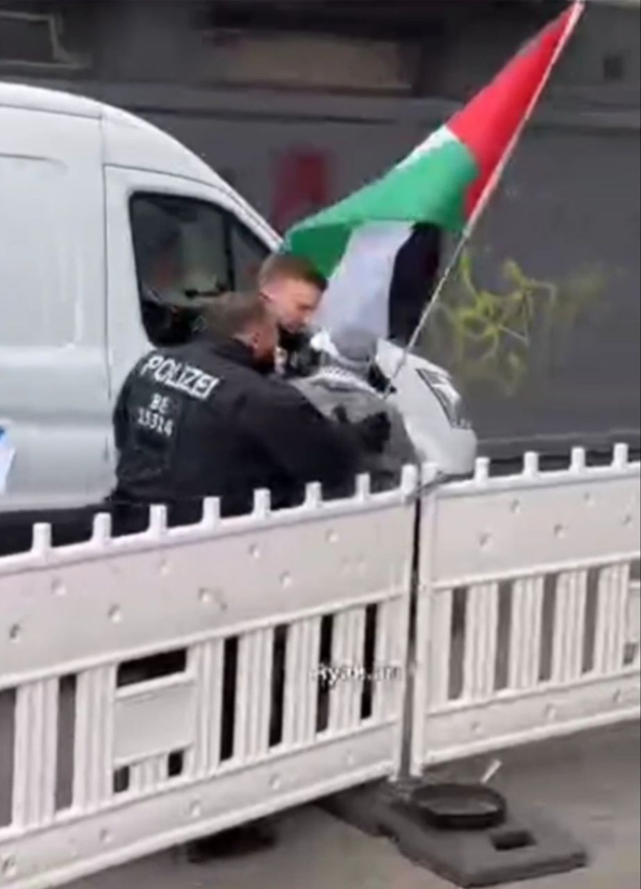 משטרת גרמניה עצרה אישה בברלין בעת ​​שהשתתפה בצעדת תמיכה בעזה.