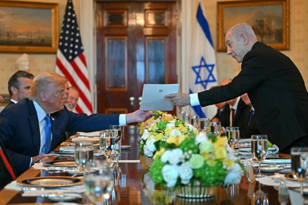 בורל תוקף את נתניהו: פושע מלחמה מציע פרס נובל לשלום לשותפו לטיהור אתני