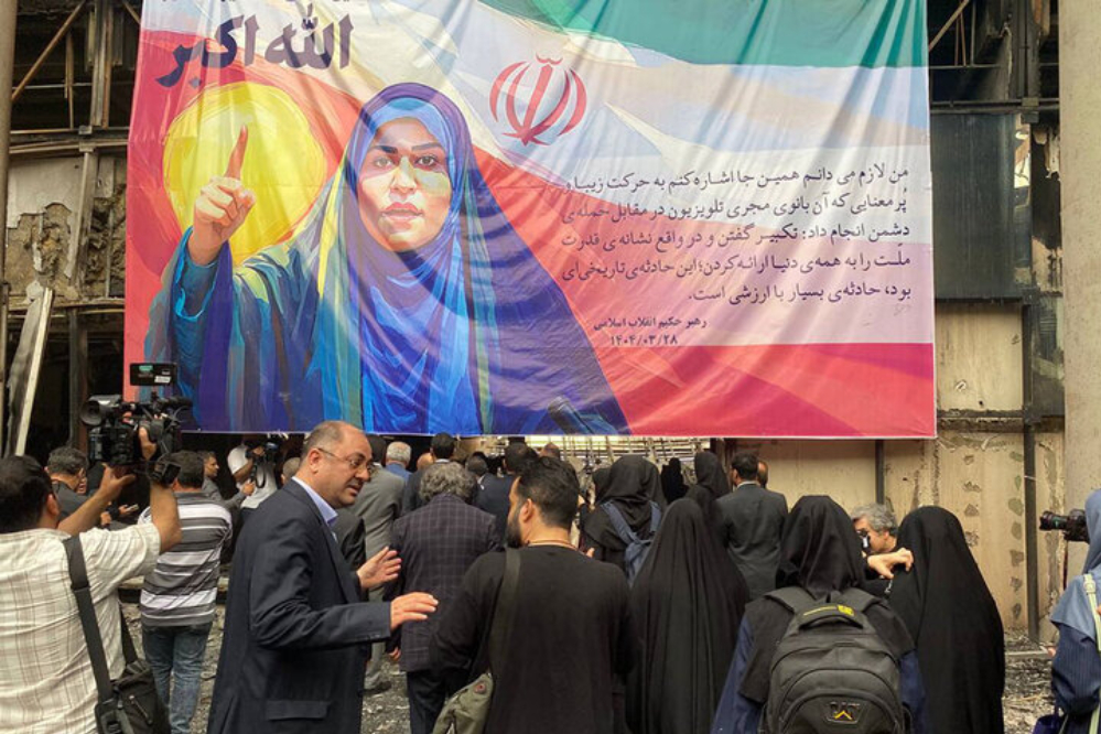 سفراء من 28 دولة يزورون مبنى هيئة الإذاعة والتلفزيون الإيرانية