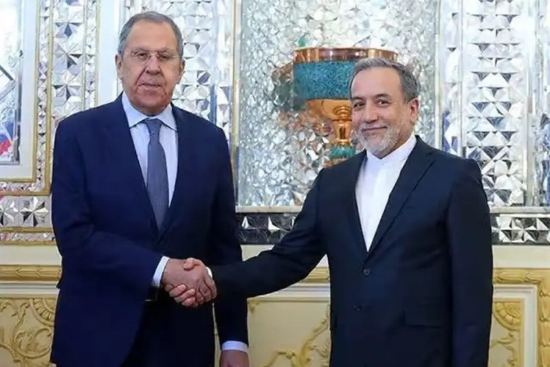 عراقچی و لاوروف با یکدیگر دیدار می‌کنند