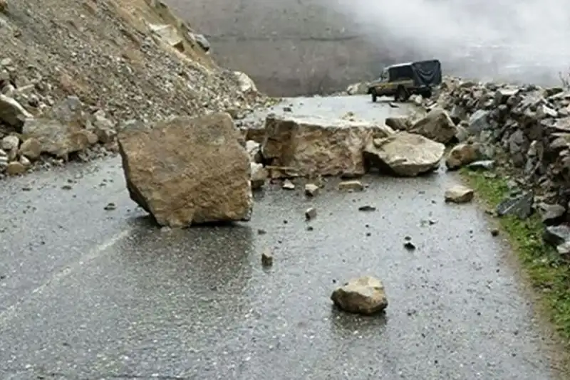 ریزش سنگ جاده چالوس را بست