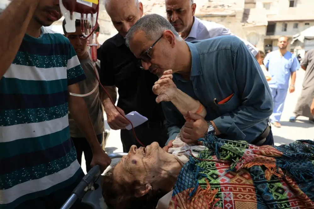 שלושה קדושים מעונים וכומר נפצעו בתקיפה ישראלית על כנסיית המנזר הלטינית בעיר עזה.