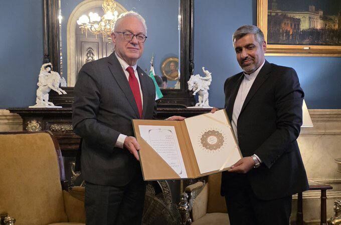 Iranian envoy, Uruguay foreign minister discuss bilateral relations