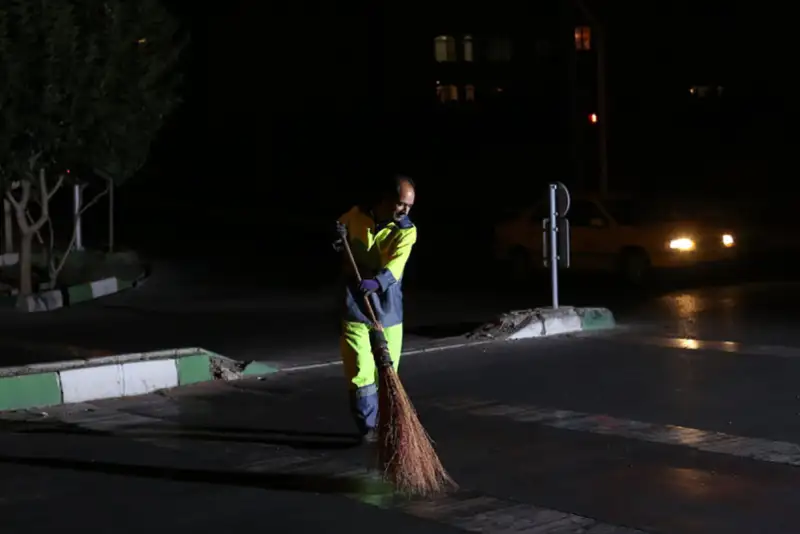 چراغ‌های چشمک‌زن روی لباس پاکبانان نصب می شود