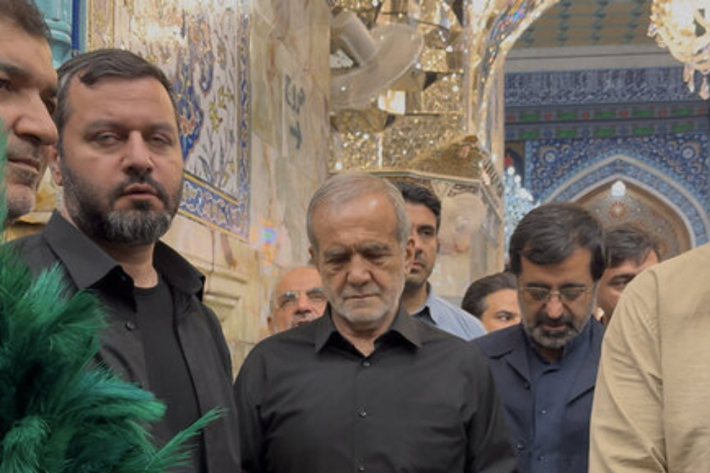رئيس الجمهورية يزور مرقد السيدة فاطمة المعصومة (عليها السلام) في قم