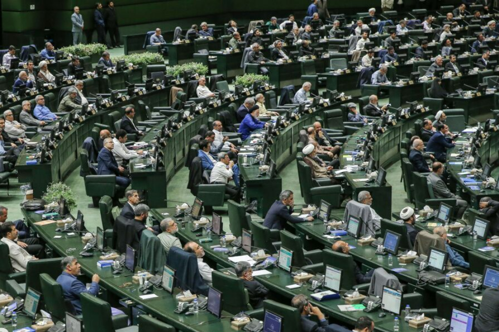 استفاده از موبایل برای نمایندگان در صحن مجلس ممنوع شد