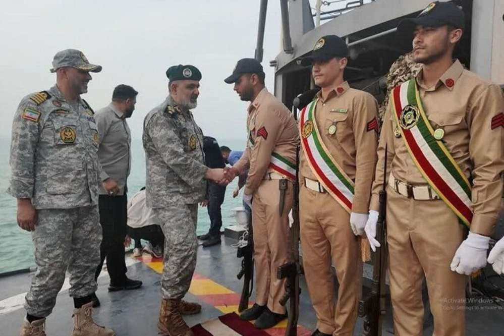 الادميرال إيراني يتفقد وحدات بحرية سطحية وتحت سطحية في مضيق هرمز