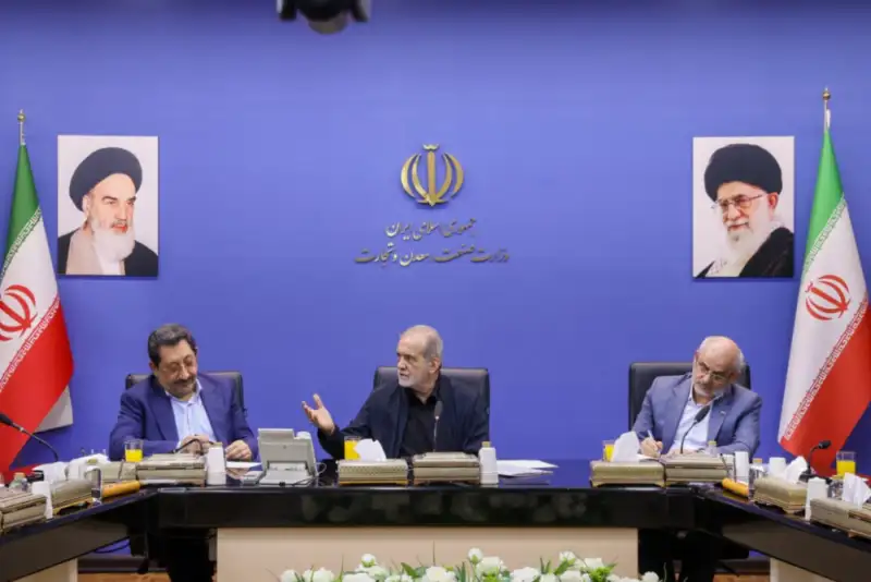 پزشکیان:اگر مسئولی اشتباهی کرد کمک کنیم آن را رفع کند و  پرونده‌سازی نکنیم