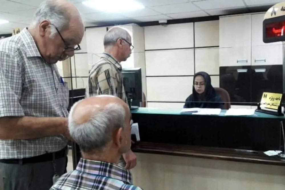 سردرگمی بازنشستگان نیروهای مسلح در دریافت کارت حساب پشتیبان
