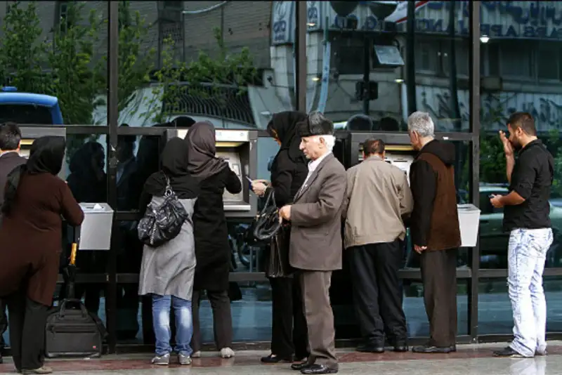 صف‌های طولانی و سامانه‌های غیرفعال؛ مشکل کارت بانکی بازنشستگان