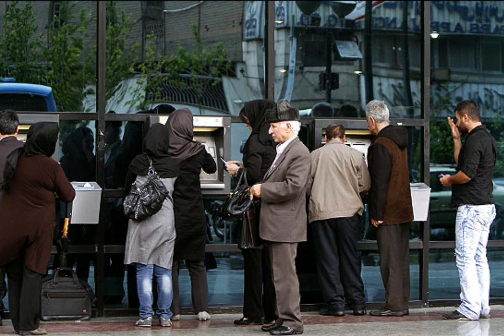 صف‌های طولانی و سامانه‌های غیرفعال؛ مشکل کارت بانکی بازنشستگان