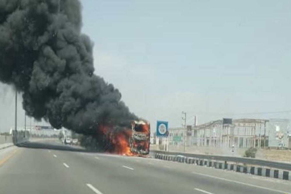 حریق اتوبوس مسافربری بدون مصدوم در محور سمنان-مشهد