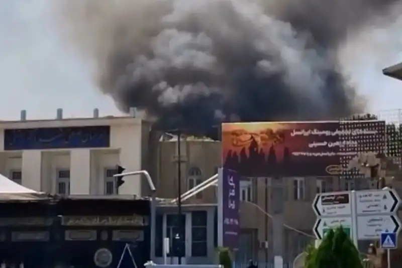 عملیات نفس‌گیر اما موفق آتش‌نشانان در نجات 14 نفر از ساکنان خیابان کرمان شمالی