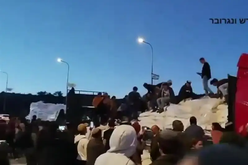 اسرائیلی‌ها 80 کامیون‌ حامل آرد برای غزه را غارت کردند!