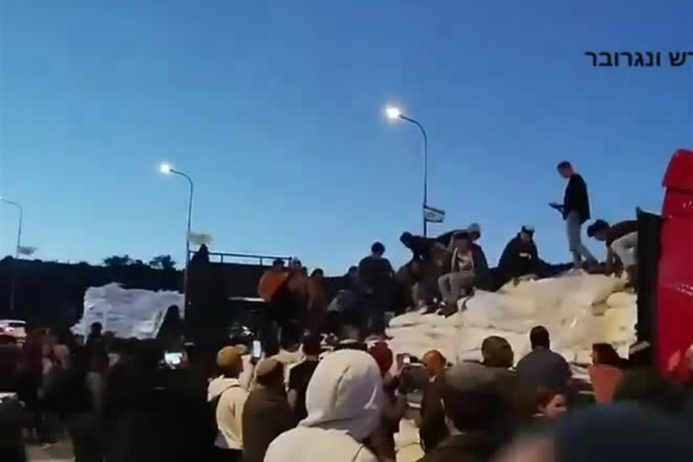 اسرائیلی‌ها 80 کامیون‌ حامل آرد برای غزه را غارت کردند!