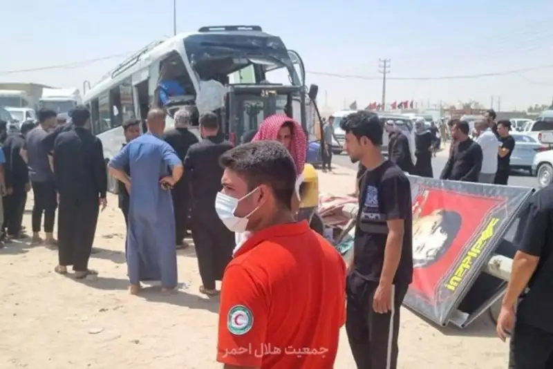 تصادف زائران ایرانی در مسیر نجف به کربلا با 16 مصدوم