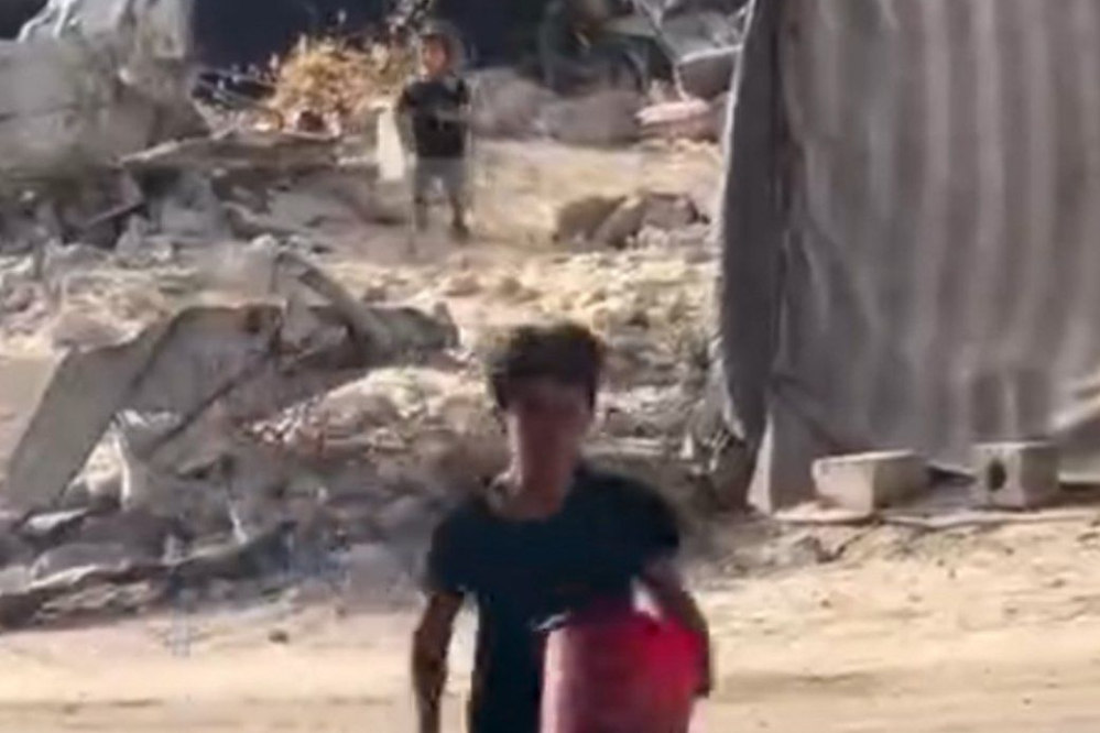 מלחמת הישרדות: מאבקם היומיומי של ילדי עזה על טיפת מים על רקע רעב ומצור ישראלי