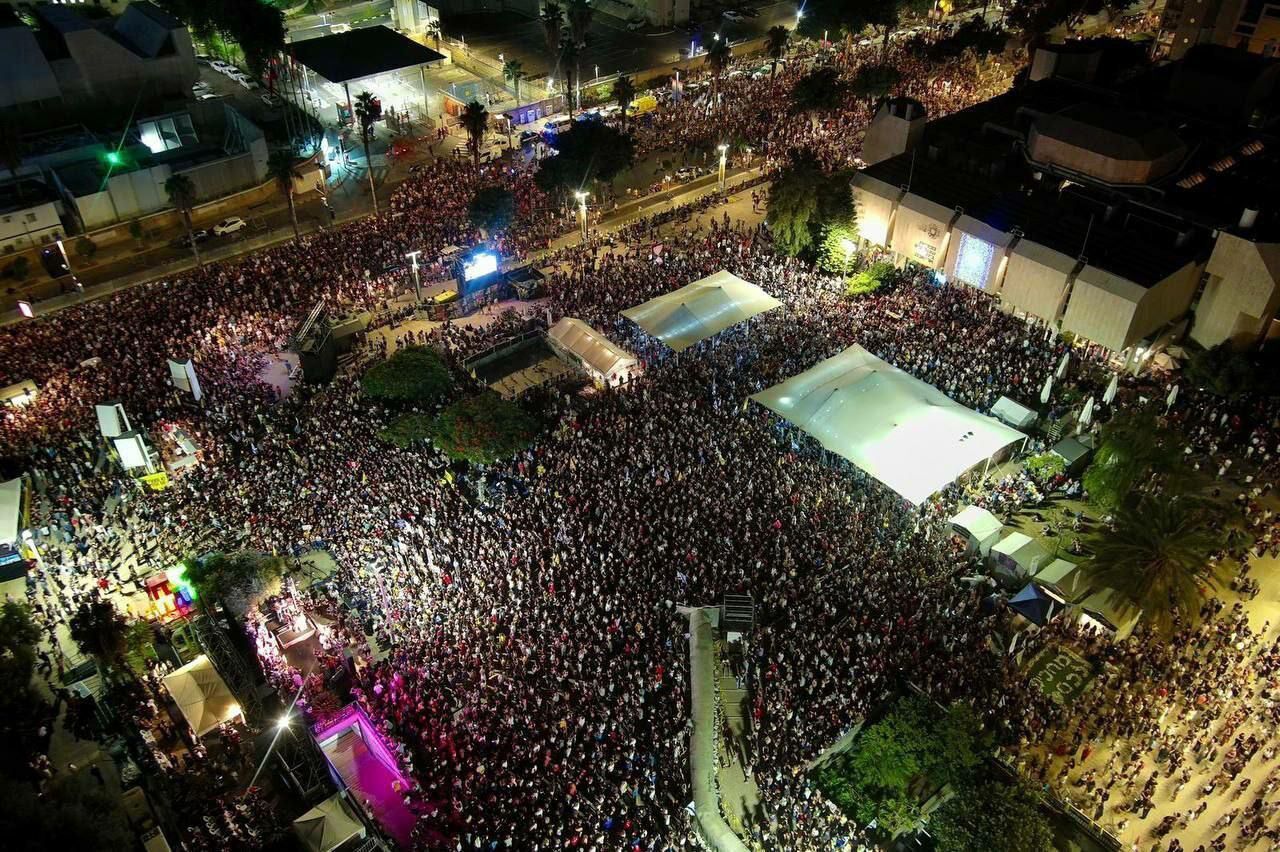 Clashes erupt between Israeli police and protesters in Tel Aviv
