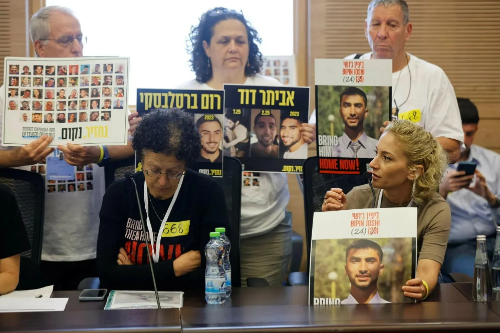 משפחות אסירים מאיימות לשתק את הכלכלה הישראלית, והאופוזיציה תומכת במהלך.