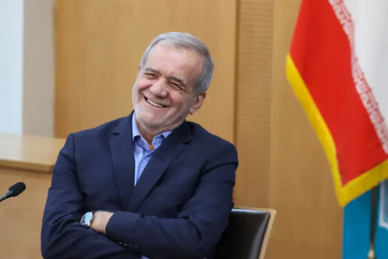 شوخی یک خبرنگار با پزشکیان: با رئیس‌جمهور قبلی عکس یادگاری گرفتیم، شهید شد! + فیلم