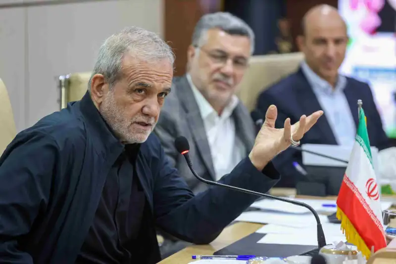 رئیس جمهور: پزشکان برای ایجاد تغییر  و پیشرفت منتظر دولت نمانند