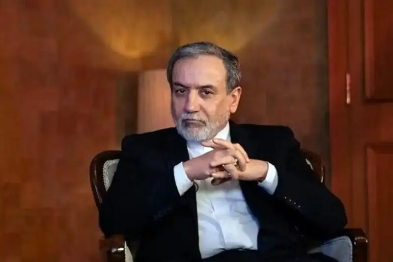 عراقچی:جنگ قریب‌الوقوع نیست/ اجازه ندهیم با افکارعمومی ما بازی کنند