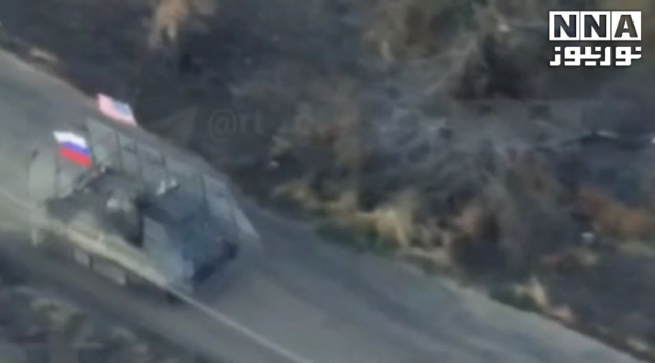 תמונות מוזרות של רכב משוריין אמריקאי מדגם M113 שנתפס על ידי כוחות רוסיים בזפוריז'יה, כשהוא נע ונושא את דגלי ארה"ב ורוסיה זה לצד זה.