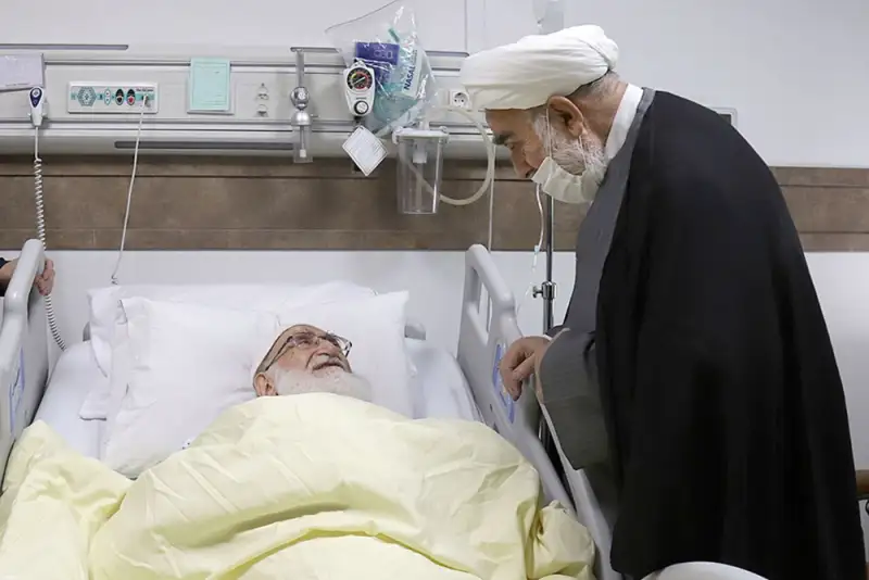 عیادت نماینده رهبر انقلاب از آیت‌الله نوری همدانی