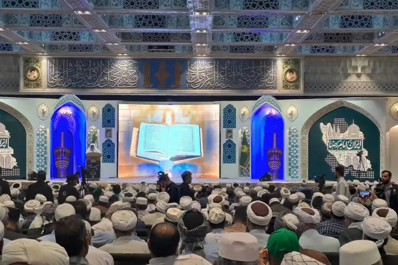 نمایش اتحاد امت اسلامی در همایش اهل سنت در حرم مطهر رضوی