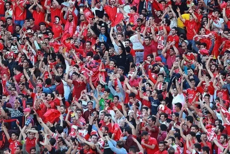 صف طولانی هواداران پرسپولیس در گیت های ورزشگاه نقش جهان + فیلم
