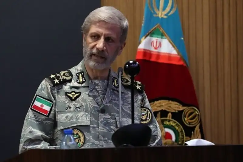سرلشکر حاتمی: راهی جز قوی شدن نداریم